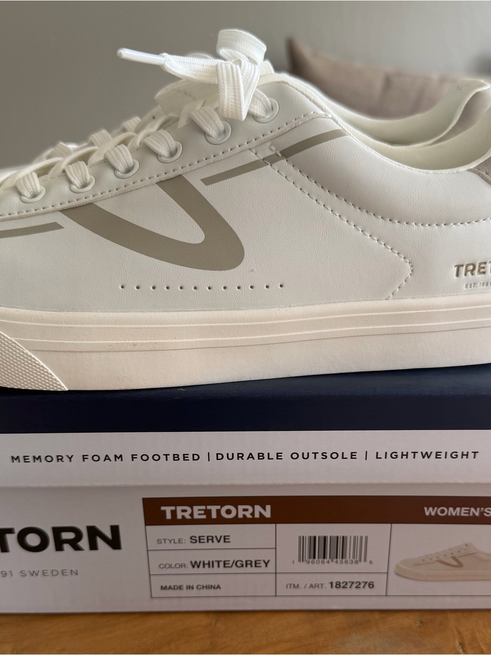 Tretorn Serve Low-Top White Sneaker with Light Grey Accent Women’s 9 New in Box!